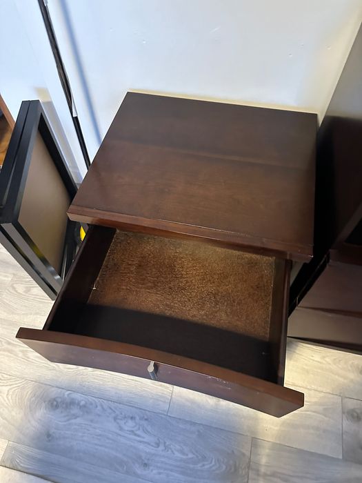 Conjunto cômoda e mesa de cabeceira robustas e funcionais