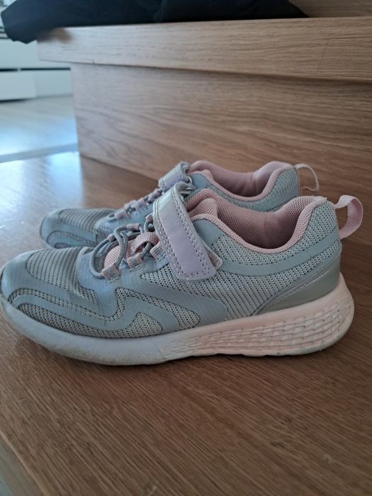 Adidasy dziewczęce 30 rozmiar na rzepy firmy decathlon