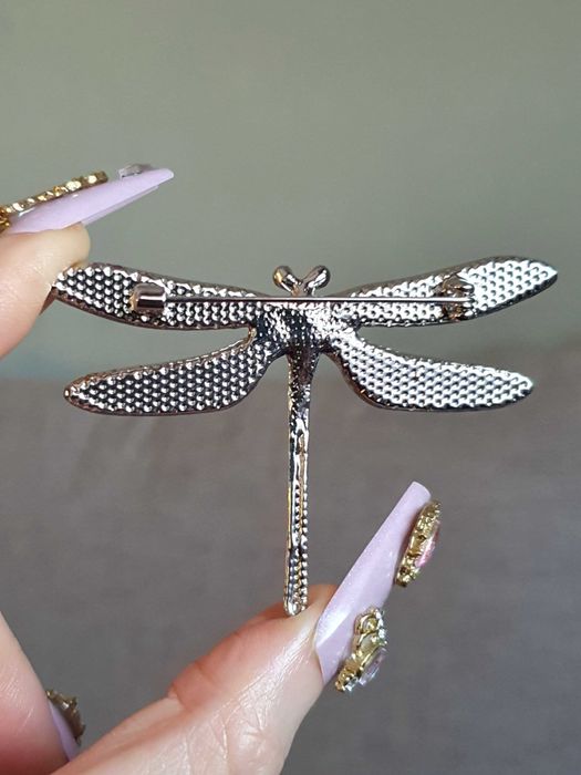 Broche / pregadeira / alfinete de peito libélula com concha