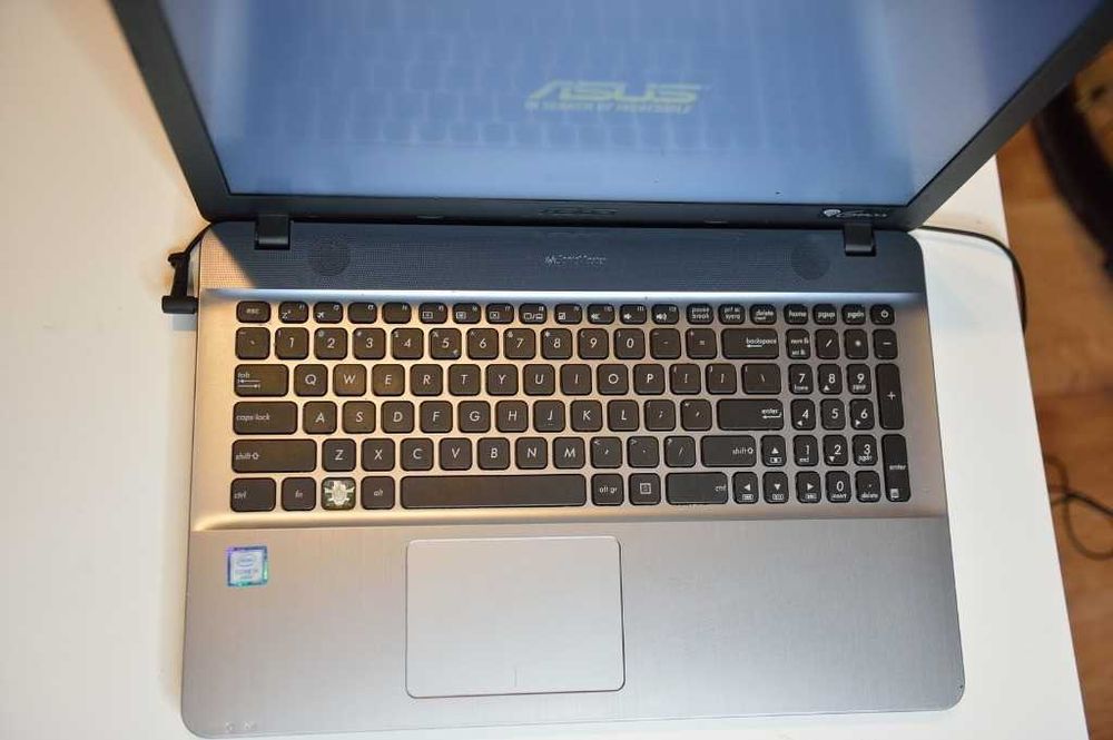Laptop ASUS X541U 4 GB IC I3-6006U + Ładowarka