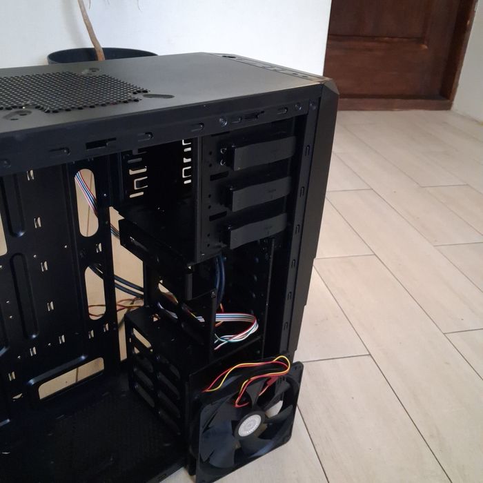 Корпус системного блоку. Xigmatek + один вентилятор  в корпусі