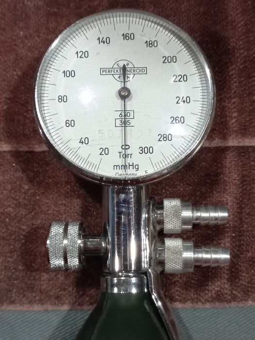 Medidor de tensão arterial profissional de médico