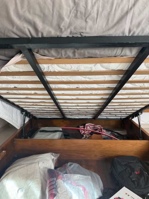 Cama com estrado elevatório + 2 mesinhas de cabeceira