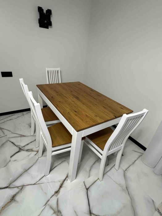 Стіл кухонний з кріслами.