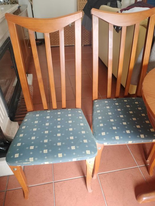 Conjunto de mesa extensível e 6 cadeiras