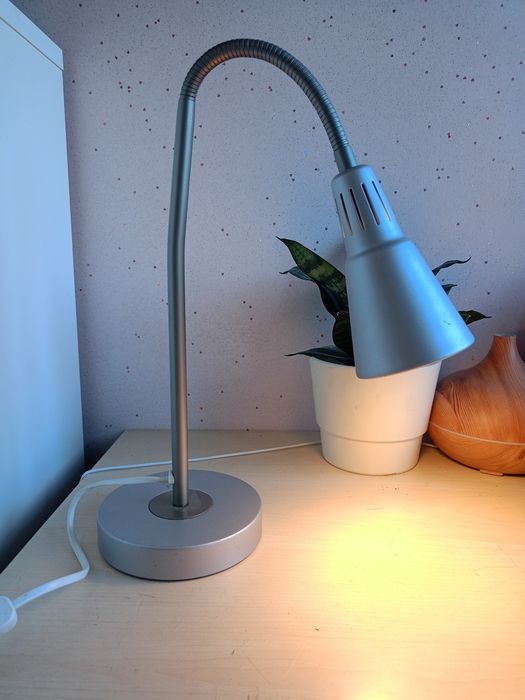 Metalowa lampka na biurko