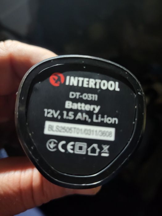 Зарядний пристрій та батарея для шуруповерта Intertool.