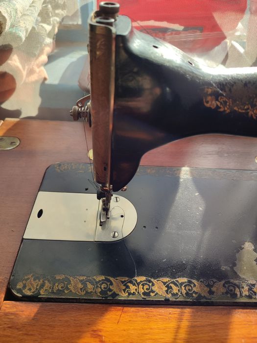 Продам швейну машинку