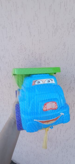 Лійка, лопатка, граблі та велика вантажівка для піску