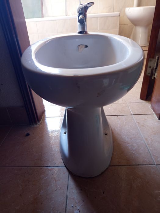 Bide, com torneira, e parafusos de fixação