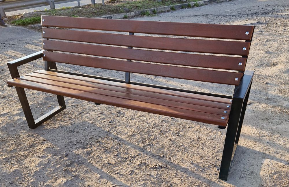 Лавочка на кованих металевих ніжках Скамейка