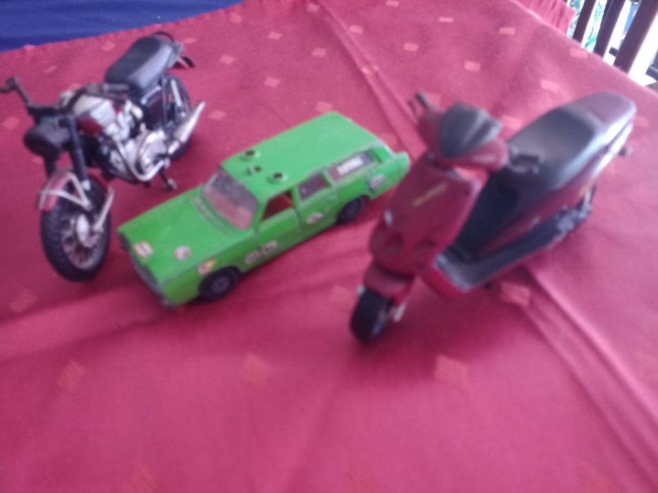 Carrinhos Corgi e duas motas