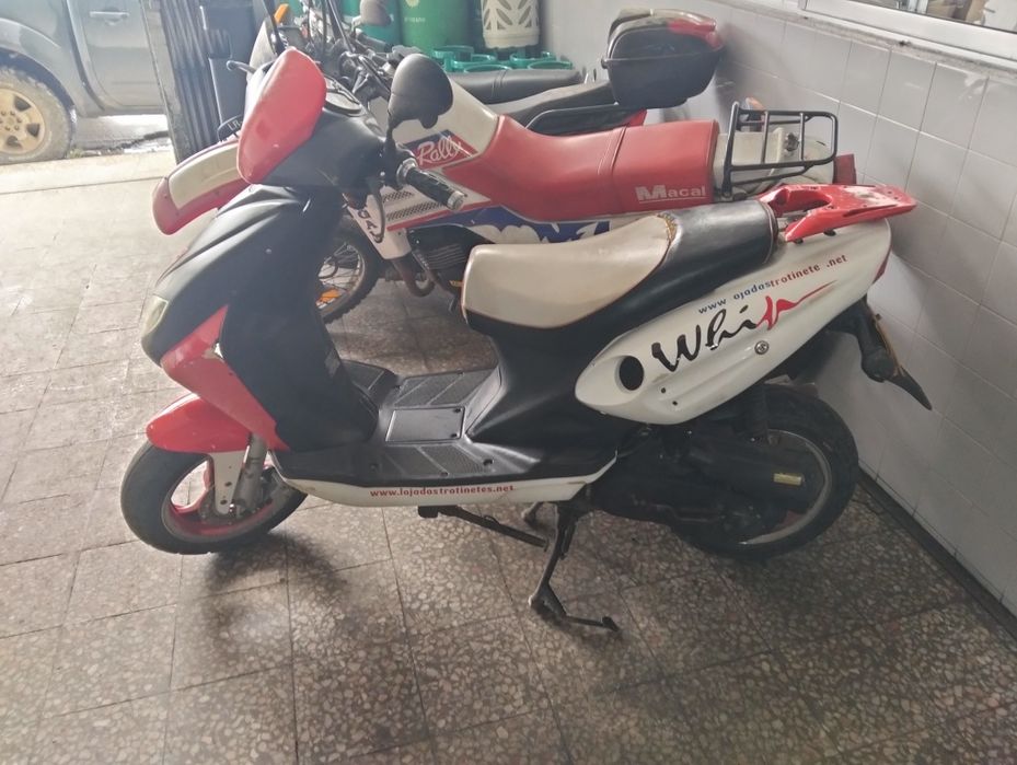 Scooter elétrica e a gasolina