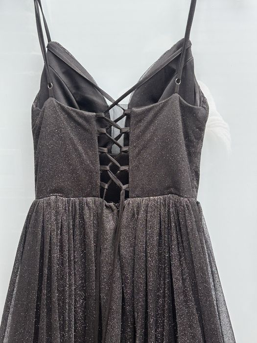 Długa, czarna balowa sukienka błyszczaca