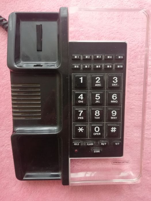 Telefon stacjonarny.