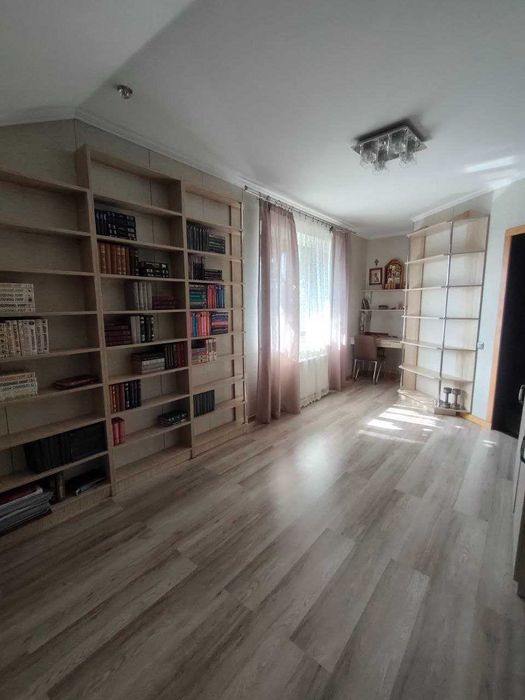 Унікальний будинок з власним парком і озером