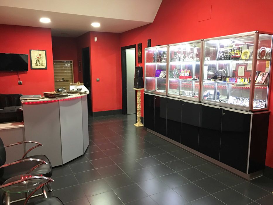 Móveis de cozinha e recepçao anteriormente usados numa loja.