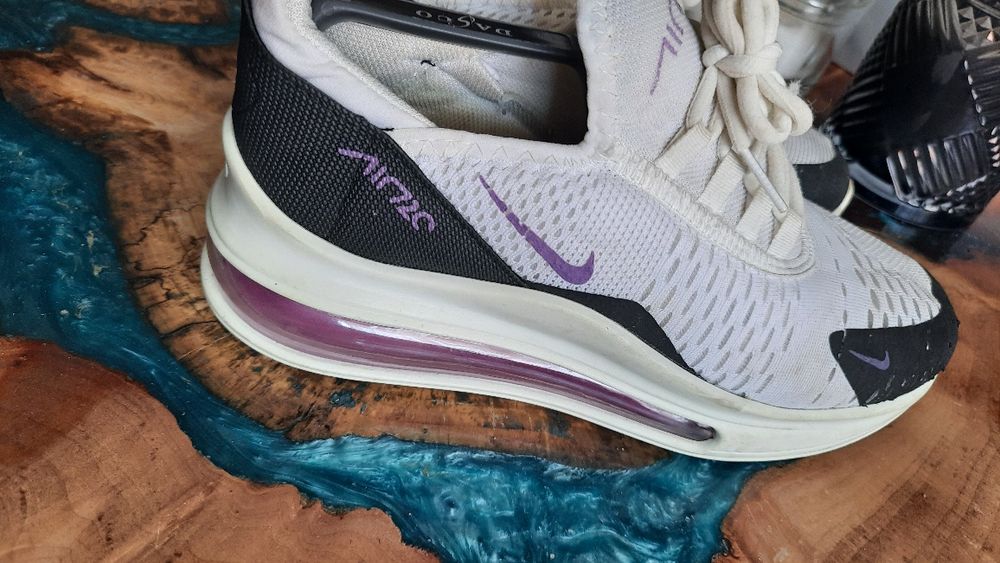 Buty sportowe firmy NIKE model 720 air