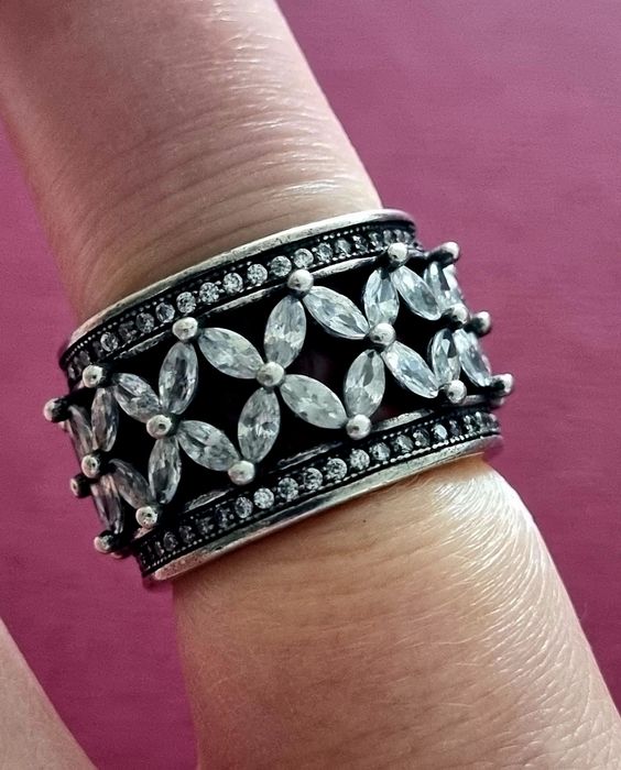 Anel prateado, em aço, com flores em pedras de vidro. T17