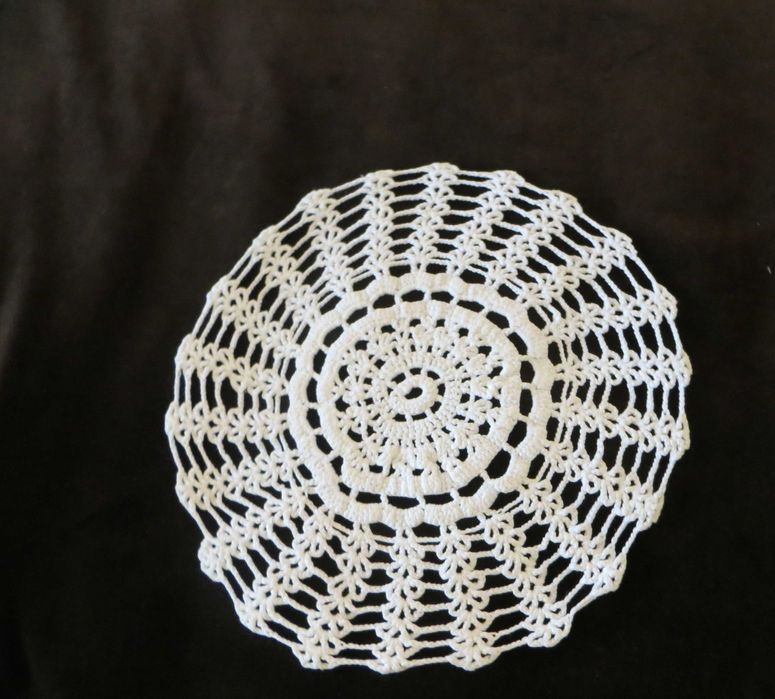 4 Napperons croché feitos à mão brancos Diâmetros: 29, 26, 24 e 20  cm