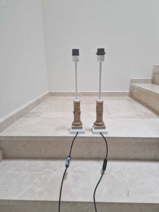Candeeiros de mesa estilo clássico - base em forma de coluna antiga