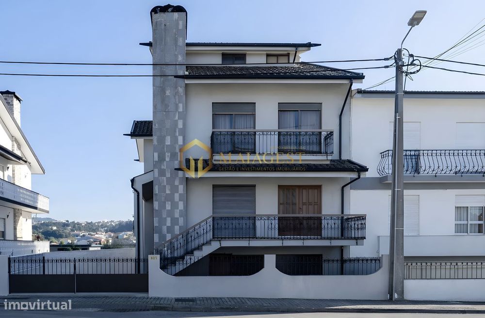 Moradia T4+1 de 3 Frentes com Jardim e Garagem para 4 Viaturas