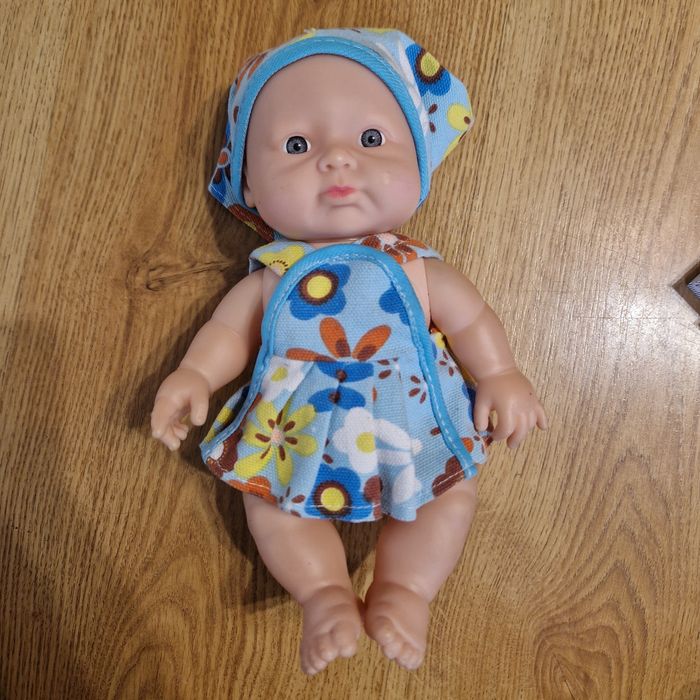 Lalka bobas w chustce na głowie 25cm z dźwiękiem  Hipo