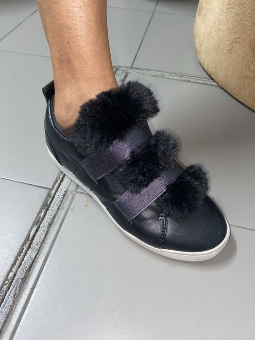 Sapatos pretos com pelo Natura