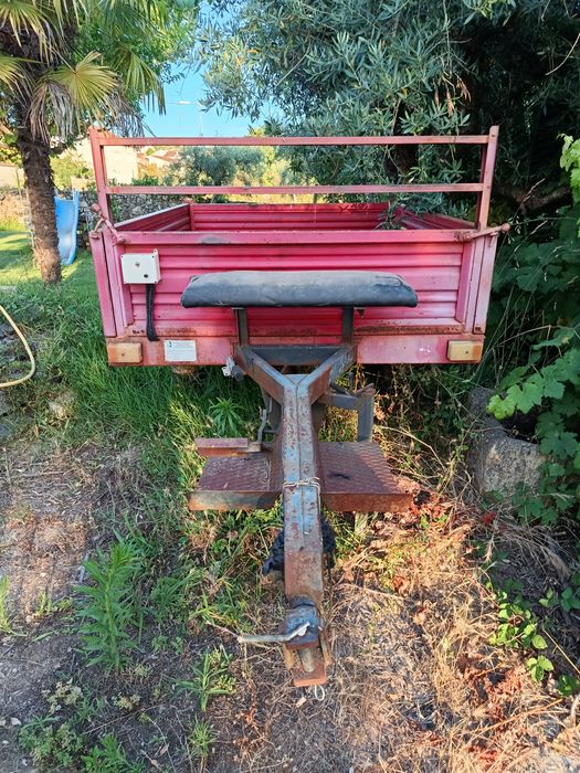 Reboque para motocultivador em bom estado só precisa de uma pintura