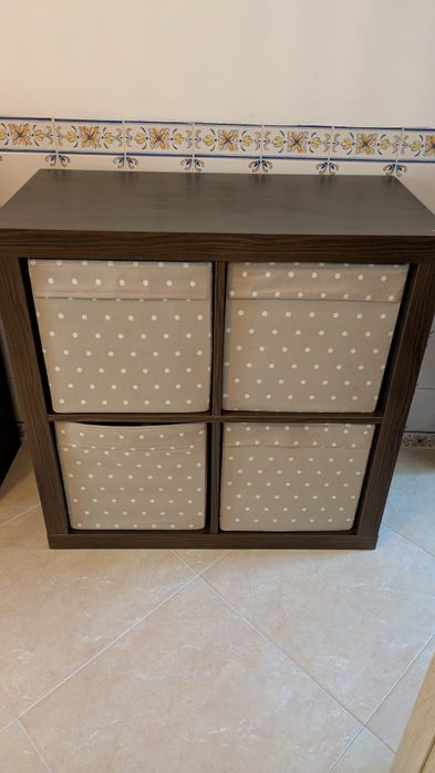 Estante kallax castanha IKEA + 4 cestos