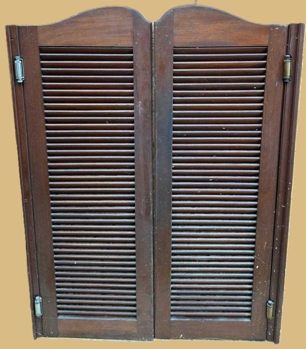 Porta antiga, vai e vem de duas folhas, aptas a serem usadas