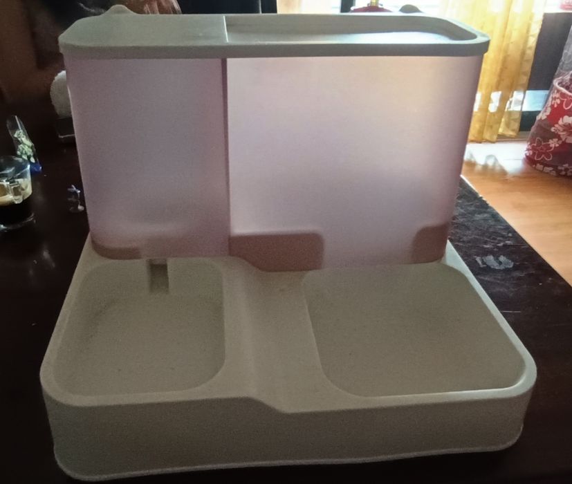 Comedor/ bebedor gatos