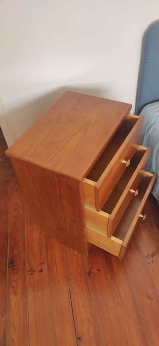 Secretaria e mesa de cabeceira em madeira