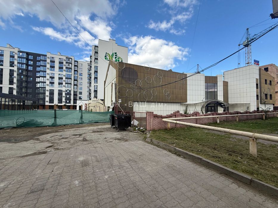 ОРЕНДА приміщення ПОРУЧ із ЖК "ЛИПКИ", закритий двір, власна ПАРКОВКА