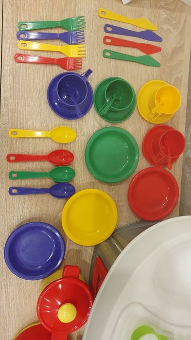 Детская кухня с посудкой