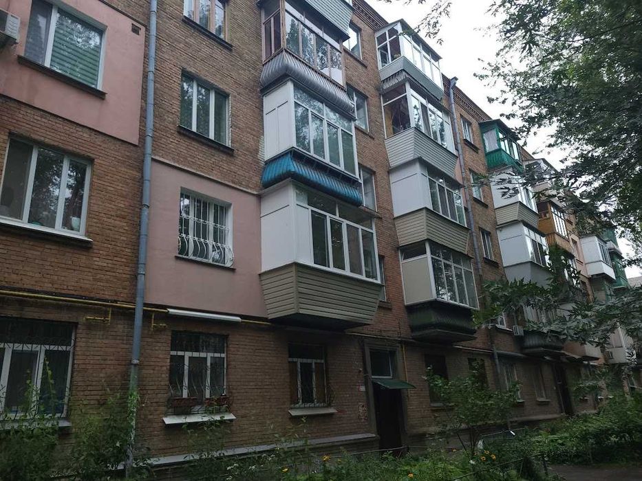 Київ продам 2 кім.квартиру вул.Ольжича 12.
