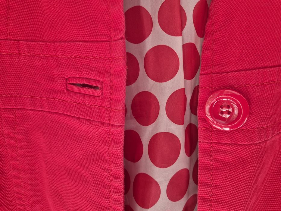 Klasyczny czerwony płaszcz z kołnierzem H&M 38