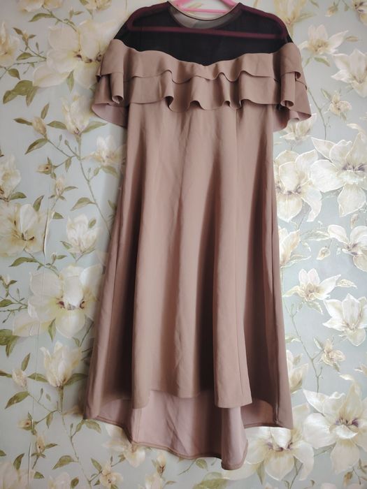 Платье миди с воланами на плечи и сеткой беж XL из плотной ткани