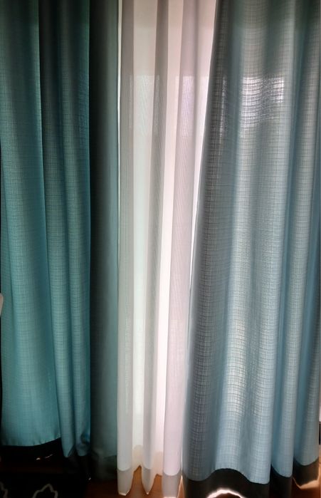 Cortinados verde água e branco