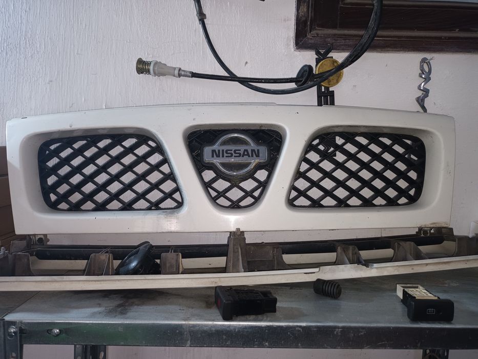 Grelha central Nissan Terrano II