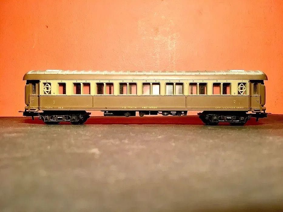 LIMA HO - 1 locomotiva - 2 carruagens - a funcionar - anos 60