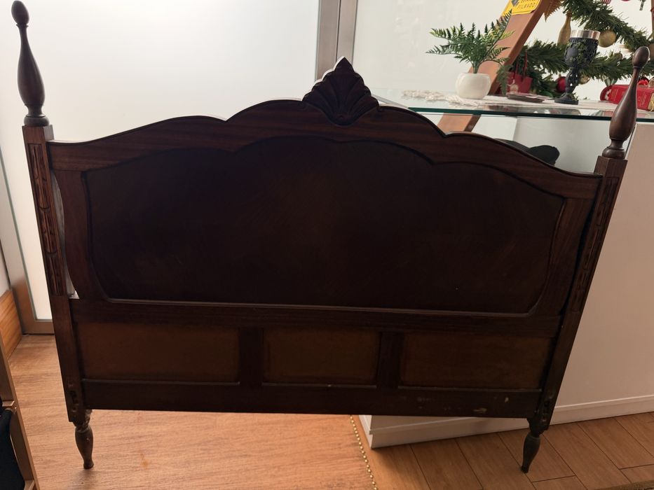 Quarto com cama, duas mesinhas de cabeceira e cómoda