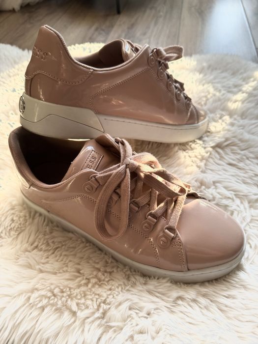 Lakierowane trampki Guess 41