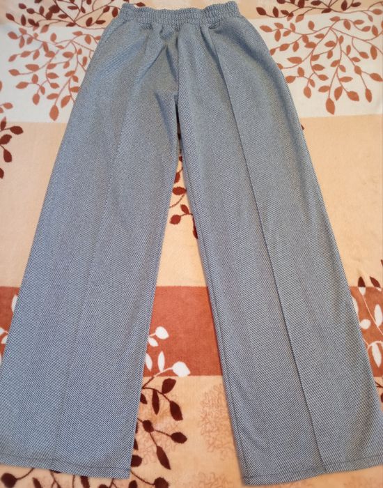 Класичні штани сірого кольору на дівчинку 10 років.