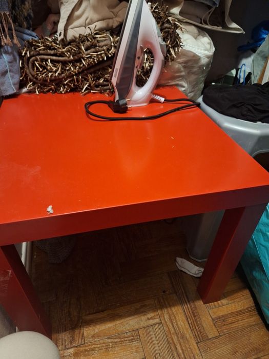 Impressora hp e mesa vermelha