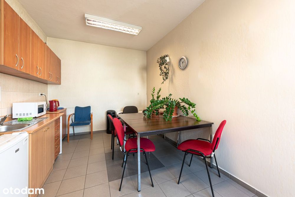 Biurowo-handlowy budynek 821 m² z miejscami parkingowymi w Lesznie