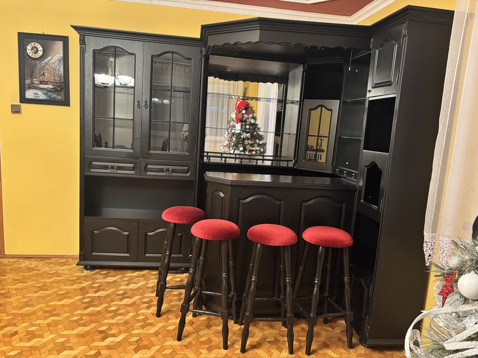 Barek salonowy ze stołem i krzesłami