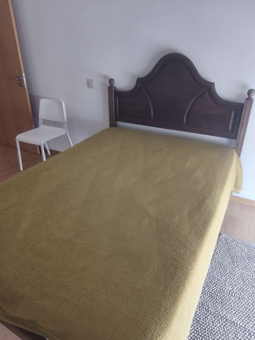 Cama de casal com colchão e cómoda com espelho