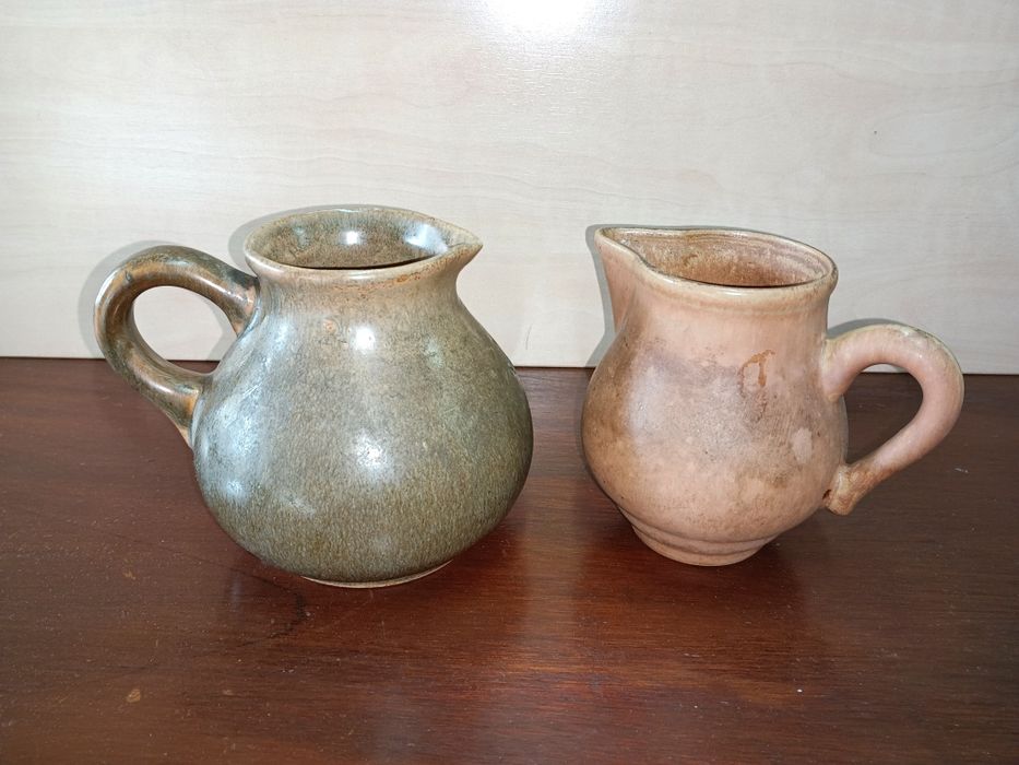 Par de canecas vintage em barro vidrado, com 12cm altura.
Perfeito est