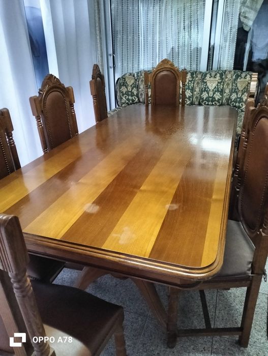 Mesa e 8 cadeiras de sala de jantar
